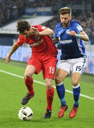 27.01.2017, xblx, Fussball 1.Bundesliga, Schalke 04 - Eintracht Frankfurt, emspor , v.l. David Abraham (Eintracht Frankfurt), Guido Burgstaller (FC Schalke 04) Gelsenkirchen