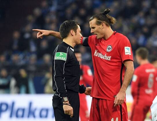 27.01.2017, xjhx, Fussball 1.Bundesliga, Schalke 04 - Eintracht Frankfurt, emspor, v.l. Schiedsrichter Robert Hartmann, Alexander Alex Meier (Eintracht Frankfurt) Gelsenkirchen