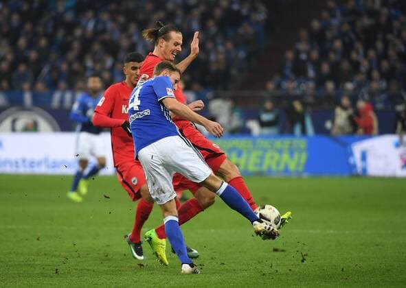 27.01.2017, xjhx, Fussball 1.Bundesliga, Schalke 04 - Eintracht Frankfurt, emspor, v.l. Benedikt Hoewedes (FC Schalke 04), Alexander Alex Meier (Eintracht Frankfurt) Gelsenkirchen