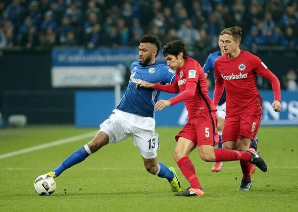 27.01.2017, xovx, Fussball 1.Bundesliga, Schalke 04 - Eintracht Frankfurt, emspor , v.l. Eric Maxim Choupo-Moting (FC Schalke 04), Jesus Vallejo (Eintracht Frankfurt), Bastian Oczipka (Eintracht Frankfurt), Aktion. Gelsenkirchen