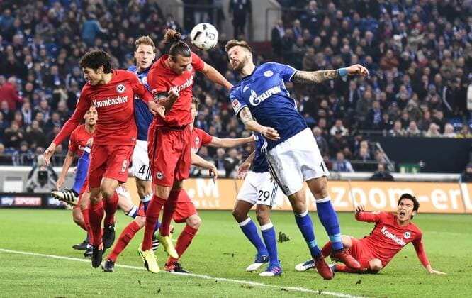 27.01.2017, xblx, Fussball 1.Bundesliga, Schalke 04 - Eintracht Frankfurt, emspor , v.l. Jesus Vallejo (Eintracht Frankfurt), Benedikt Hoewedes (FC Schalke 04), Alexander Meier (Eintracht Frankfurt), Guido Burgstaller (FC Schalke 04), Makoto Hasebe (Eintracht Frankfurt) Gelsenkirchen