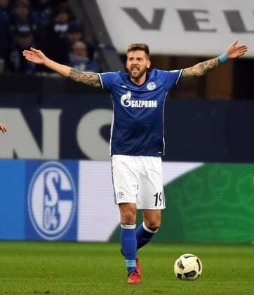 27.01.2017, xjhx, Fussball 1.Bundesliga, Schalke 04 - Eintracht Frankfurt, emspor, v.l. Guido Burgstaller (FC Schalke 04) gibt Anweisungen, gestikuliert, mit den Armen gestikulieren gives instructions, gesticulate. Gelsenkirchen