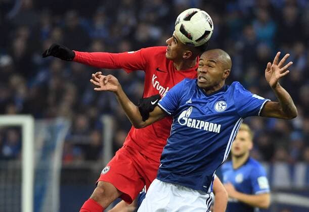 27.01.2017, xjhx, Fussball 1.Bundesliga, Schalke 04 - Eintracht Frankfurt, emspor, v.l. Aymen Aymane Barkok (Eintracht Frankfurt), Naldo (FC Schalke 04) Gelsenkirchen