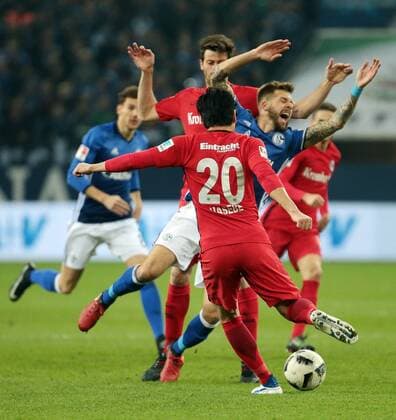27.01.2017, xovx, Fussball 1.Bundesliga, Schalke 04 - Eintracht Frankfurt, emspor , v.l. David Abraham (Eintracht Frankfurt), Makoto Hasebe (Eintracht Frankfurt), Guido Burgstaller (FC Schalke 04), Aktion. Gelsenkirchen