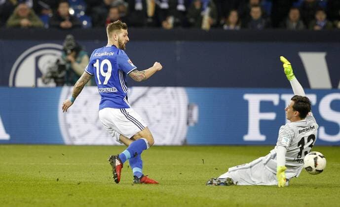 Schalke, Veltins-Arena, 27.01.17: Guido Burgstaller (FC Schalke 04) (L) gegen Torwart Heinz Lindner (Eintracht Frankfurt) im Spiel der 1. Bundesliga zwischen FC Schalke 04 vs. Eintracht Frankfurt in der Saison 2016 2017.