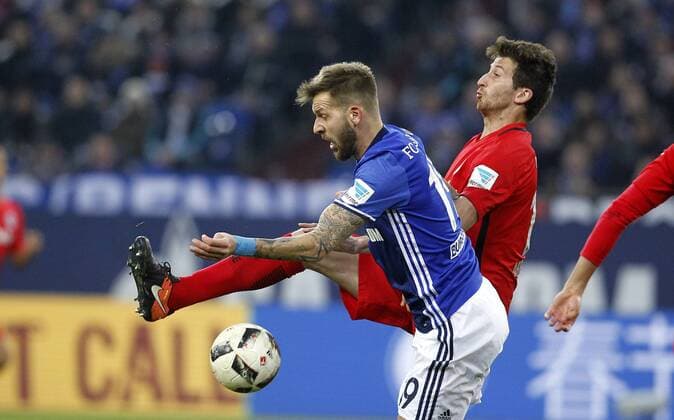 Schalke, Veltins-Arena, 27.01.17: Guido Burgstaller (FC Schalke 04) (L) gegen David Abraham (Eintracht Frankfurt) im Spiel der 1. Bundesliga zwischen FC Schalke 04 vs. Eintracht Frankfurt in der Saison 2016 2017.