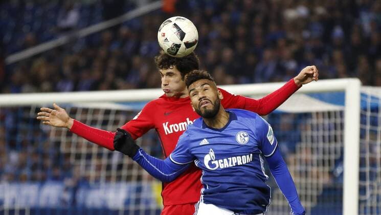 Schalke, Veltins-Arena, 27.01.17: Jesus Vallejo (Eintracht Frankfurt) (L) im Kopfballduell mit Eric Maxim Choupo-Moting (FC Schalke 04) im Spiel der 1. Bundesliga zwischen FC Schalke 04 vs. Eintracht Frankfurt in der Saison 2016 2017.