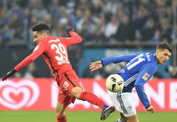 27.01.2017, xblx, Fussball 1.Bundesliga, Schalke 04 - Eintracht Frankfurt, emspor , v.l. Omar Mascarell (Eintracht Frankfurt), Alessandro Schoepf (FC Schalke 04) Gelsenkirchen