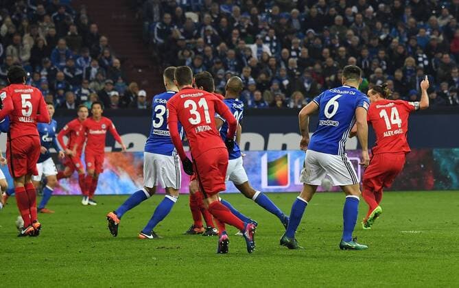 27.01.2017, xjhx, Fussball 1.Bundesliga, Schalke 04 - Eintracht Frankfurt, emspor, v.l. Alexander Alex Meier (Eintracht Frankfurt) Goal scored, Tor zum 0:1 Gelsenkirchen