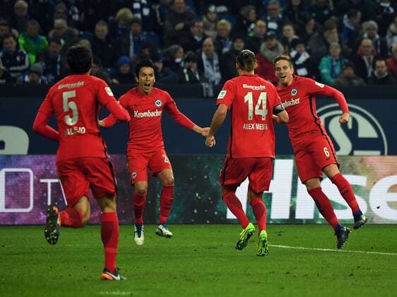 27.01.2017, xjhx, Fussball 1.Bundesliga, Schalke 04 - Eintracht Frankfurt, emspor, v.l. Makoto Hasebe (Eintracht Frankfurt), Bastian Oczipka (Eintracht Frankfurt), Alexander Alex Meier (Eintracht Frankfurt) celebrate the goal, Torjubel zum 0:1 Gelsenkirchen