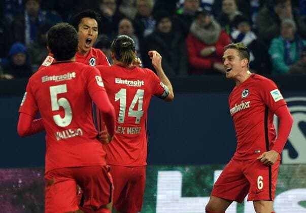 27.01.2017, xjhx, Fussball 1.Bundesliga, Schalke 04 - Eintracht Frankfurt, emspor, v.l. Makoto Hasebe (Eintracht Frankfurt), Bastian Oczipka (Eintracht Frankfurt), Alexander Alex Meier (Eintracht Frankfurt) celebrate the goal, Torjubel zum 0:1 Gelsenkirchen