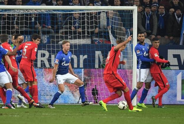 Bilder des Tages - SPORT 27.01.2017, Fussball GER, 1. Bundesliga Saison 2016 2017, 18. Spieltag, FC Schalke 04 - Eintracht Frankfurt, Alexander Meier (Eintracht Frankfurt), 3. v. rechts, erzielt das Tor zum 0:1