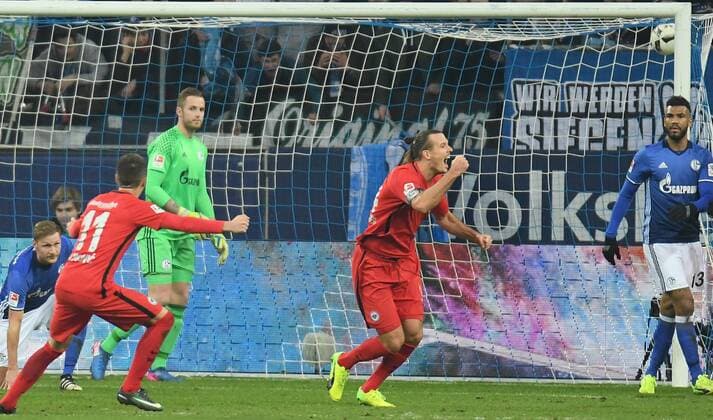 27.01.2017, xblx, Fussball 1.Bundesliga, Schalke 04 - Eintracht Frankfurt, emspor , v.l. Alexander Meier (Eintracht Frankfurt), Goal scored, Tor zum 0:1, celebrate the goal, Torjubel Gelsenkirchen