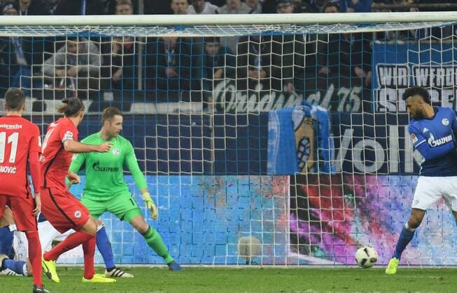 27.01.2017, xblx, Fussball 1.Bundesliga, Schalke 04 - Eintracht Frankfurt, emspor , v.l. Alexander Meier (Eintracht Frankfurt), Goal scored, Tor zum 0:1, Gelsenkirchen