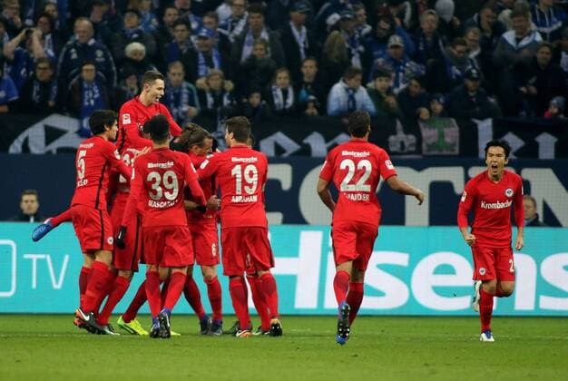 Die Spieler von Eintracht Frankfurt freuen sich über den Führungstreffer zum 0:1 durch Alexander Meier (Eintracht Frankfurt) beim BL-Spiel (Saison 2016 17) FC Schalke 04 - Eintracht Frankfurt. Copyright Thomas Pakusch