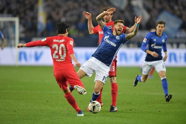 27.01.2017, Fussball GER, 1. Bundesliga Saison 2016 2017, 18. Spieltag, FC Schalke 04 - Eintracht Frankfurt, v.li., Makoto Hasebe (Eintracht Frankfurt), David Abraham (Eintracht Frankfurt), Guido Burgstaller (Schalke 04)