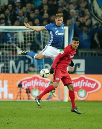27.01.2017, xovx, Fussball 1.Bundesliga, Schalke 04 - Eintracht Frankfurt, emspor , v.l. Benedikt Hoewedes (FC Schalke 04), Aymane Barkok (Eintracht Frankfurt), Aktion. Gelsenkirchen