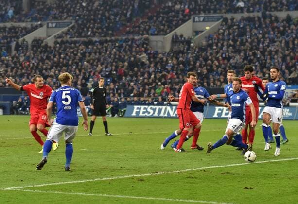 27.01.2017, Fussball GER, 1. Bundesliga Saison 2016 2017, 18. Spieltag, FC Schalke 04 - Eintracht Frankfurt, , v. l. Alexander MEIER (Eintracht Frankfurt) schießt das Tor zum 0 zu 1