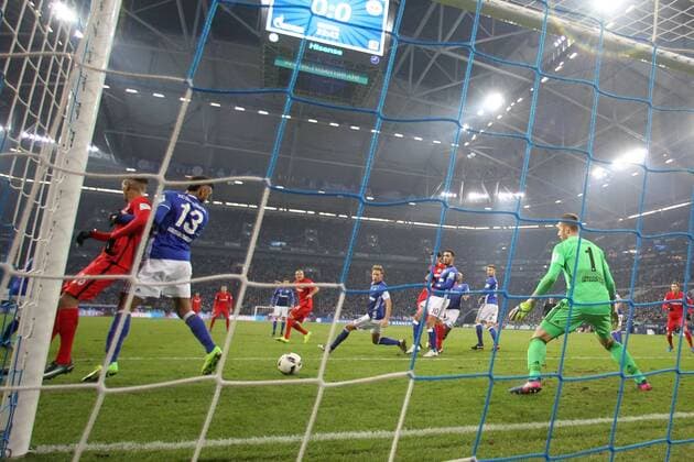 27.01.2017, Fussball GER, 1. Bundesliga Saison 2016 2017, 18. Spieltag, FC Schalke 04 - Eintracht Frankfurt, , hi. li. Alexander MEIER (Eintracht Frankfurt) schießt den Ball in das Tor, Ralf FAEHRMANN (FC Schalke 04) hat das Nachsehen