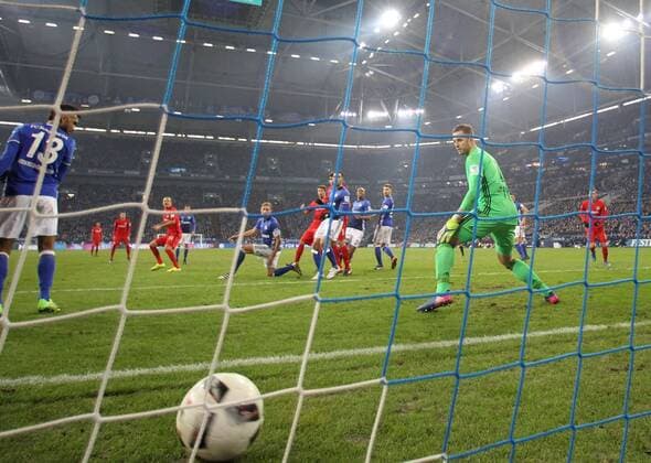 27.01.2017, Fussball GER, 1. Bundesliga Saison 2016 2017, 18. Spieltag, FC Schalke 04 - Eintracht Frankfurt, , hi. li. Alexander MEIER (Eintracht Frankfurt) schießt den Ball in das Tor, Ralf FAEHRMANN (FC Schalke 04) hat das Nachsehen