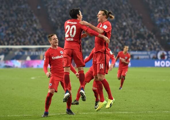 27.01.2017, Fussball GER, 1. Bundesliga Saison 2016 2017, 18. Spieltag, FC Schalke 04 - Eintracht Frankfurt, , v. l. Makoto HASEBE (Eintracht Frankfurt) jubelt mit Alexander MEIER (Eintracht Frankfurt)