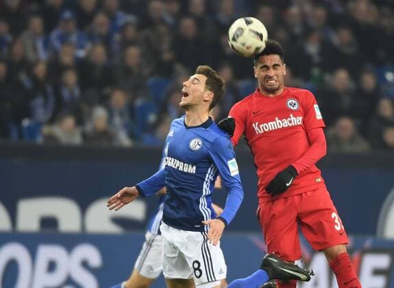 27.01.2017, xjhx, Fussball 1.Bundesliga, Schalke 04 - Eintracht Frankfurt, emspor, v.l. Leon Goretzka (FC Schalke 04), Gonzales Omar Mascarell (Eintracht Frankfurt) Gelsenkirchen
