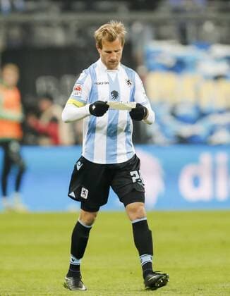 Stefan AIGNER, TSV1860 Nr.29 mit Zettel Nachricht Taktik von Vitor PEREIRA, TSV1860, Cheftrainer, Trainer TSV 1860 MUENCHEN - SpVgg GREUTHER FUERTH 2-1 Fussball 2. Bundesliga , Muenchen, am 27.01.2017, 18.Spieltag, Saison 2016 2017, 2.Liga