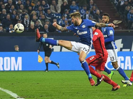 27.01.2017, xjhx, Fussball 1.Bundesliga, Schalke 04 - Eintracht Frankfurt, emspor, v.l. Guido Burgstaller (FC Schalke 04), Jesus Vallejo (Eintracht Frankfurt) Gelsenkirchen
