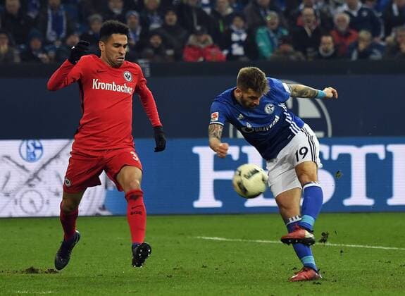 27.01.2017, xjhx, Fussball 1.Bundesliga, Schalke 04 - Eintracht Frankfurt, emspor, v.l. Gonzales Omar Mascarell (Eintracht Frankfurt), Guido Burgstaller (FC Schalke 04) Gelsenkirchen