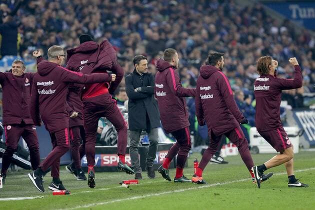 Fußball 1. Bundesliga 18. Spieltag FC Schalke 04 - Eintracht Frankfurt am 27.01.2017 in der Veltins-Arena in Gelsenkirchen Torjubel auf der Frankfurter Ersatzbank zum 0:1 xMEx