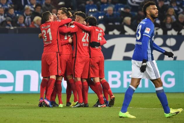 Fußball 1. Bundesliga 18. Spieltag FC Schalke 04 - Eintracht Frankfurt am 27.01.2017 in der Veltins Arena in Gelsenkirchen Torjubel zum 0:1 durch Alexander Meier ( Frankfurt ) xRx