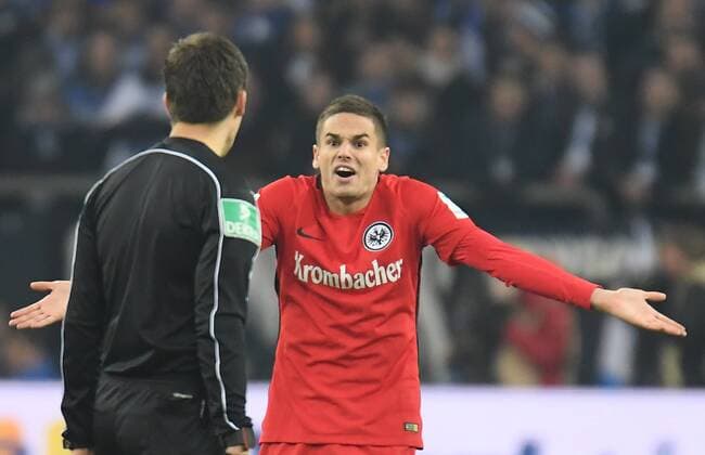 27.01.2017, xblx, Fussball 1.Bundesliga, Schalke 04 - Eintracht Frankfurt, emspor , v.l. Schiedsrichter Robert Hartmann, Mijat Gacinovic (Eintracht Frankfurt) Gelsenkirchen