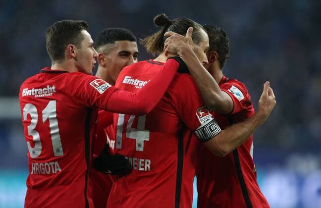 27.01.2017, Fussball GER, 1. Bundesliga Saison 2016 2017, 18. Spieltag, FC Schalke 04 - Eintracht Frankfurt, , v. l. Branimir HRGOTA (Eintracht Frankfurt) jubelt mit Alexander MEIER (Eintracht Frankfurt) und Timothy CHANDLER (Eintracht Frankfurt)