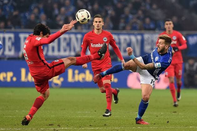 Fußball 1. Bundesliga 18. Spieltag FC Schalke 04 - Eintracht Frankfurt am 27.01.2017 in der Veltins Arena in Gelsenkirchen Jesus Vallejo ( Frankfurt ), links - Guido Burgstaller ( Schalke ), rechts xRx