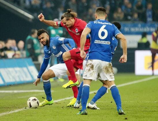 27.01.2017, xovx, Fussball 1.Bundesliga, Schalke 04 - Eintracht Frankfurt, emspor , v.l. Eric Maxim Choupo-Moting (FC Schalke 04), Alexander Meier (Eintracht Frankfurt), Sead Kolasinac (FC Schalke 04), Aktion. Gelsenkirchen