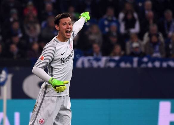 Bilder des Tages - SPORT 27.01.2017, xjhx, Fussball 1.Bundesliga, Schalke 04 - Eintracht Frankfurt, emspor, v.l. Heinz Lindner (Eintracht Frankfurt) gibt Anweisungen, gestikuliert, mit den Armen gestikulieren gives instructions, gesticulate. Gelsenkirchen
