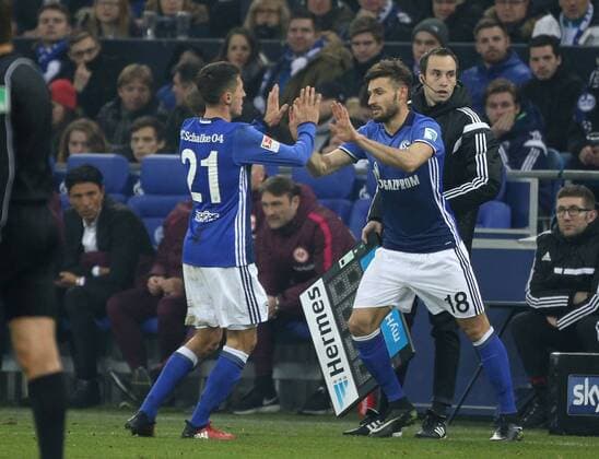 27.01.2017, Fussball GER, 1. Bundesliga Saison 2016 2017, 18. Spieltag, FC Schalke 04 - Eintracht Frankfurt, , v. l. Alessandro SCHOEPF (FC Schalke 04) verlässt den Platz, Daniel CALIGIURI (FC Schalke 04) kommt ins Spiel