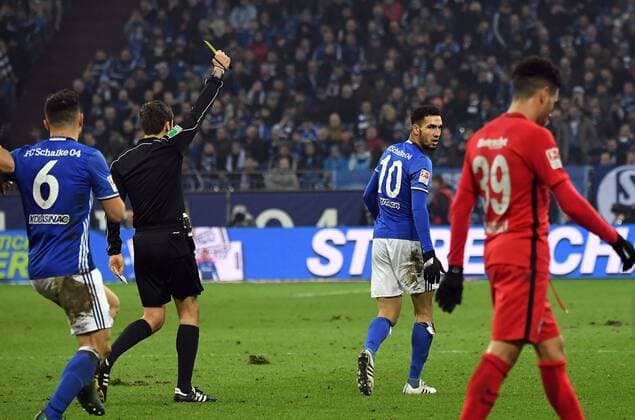 27.01.2017, xjhx, Fussball 1.Bundesliga, Schalke 04 - Eintracht Frankfurt, emspor, v.l. Schiedsrichter Robert Hartmann, Nabil Bentaleb (FC Schalke 04) Gelbe Karte fuer, receive a yellow card, Gelsenkirchen