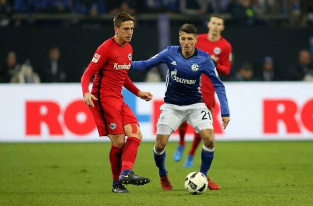 Bastian Oczipka (Eintracht Frankfurt) und Alessandro Schöpf (FC Schalke 04) beim BL-Spiel (Saison 2016 17) FC Schalke 04 - Eintracht Frankfurt. Copyright Thomas Pakusch