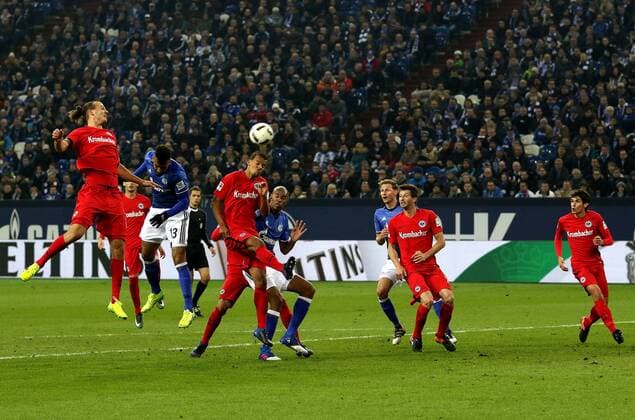 Eric Maxim Choupo-Moting (FC Schalke 04) gewinnt das Kopfballduell gegen Alexander Meier (Eintracht Frankfurt) beim BL-Spiel (Saison 2016 17) FC Schalke 04 - Eintracht Frankfurt. Copyright Thomas Pakusch