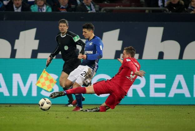 Alessandro Schöpf (FC Schalke 04) im Zweikampf mit Bastian Oczipka (Eintracht Frankfurt) beim BL-Spiel (Saison 2016 17) FC Schalke 04 - Eintracht Frankfurt. Copyright Thomas Pakusch