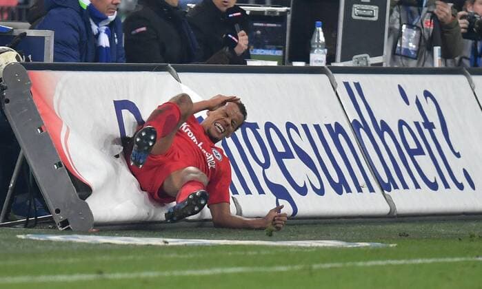 Bilder des Tages - SPORT 27.01.2017, Fussball GER, 1. Bundesliga Saison 2016 2017, 18. Spieltag, FC Schalke 04 - Eintracht Frankfurt, Timothy Chandler (Eintracht Frankfurt) fliegt nach einem Foul von Nabil Bentaleb (Schalke 04) in die Werbebande