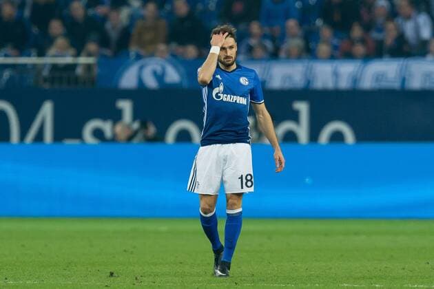 Bilder des Tages - SPORT Gelsenkirchen, Germany 27.01.2017, 1. Bundesliga 18. Spieltag, FC Schalke 04 - Eintracht Frankfurt, Daniel Caligiuri (S04) gestikuliert ( DeFodi001