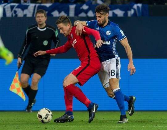 Gelsenkirchen, Germany 27.01.2017, 1. Bundesliga 18. Spieltag, FC Schalke 04 - Eintracht Frankfurt, Bastian Oczipka (SGE) und Daniel Caligiuri (S04) im zweikampf ( DeFodi001