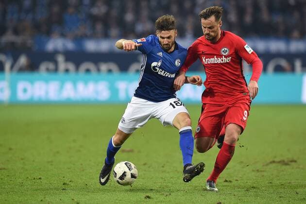 Fußball 1. Bundesliga 18. Spieltag FC Schalke 04 - Eintracht Frankfurt am 27.01.2017 in der Veltins Arena in Gelsenkirchen Daniel Caligiuri ( Schalke ), links - Haris Seferovic ( Frankfurt ), rechts xRx