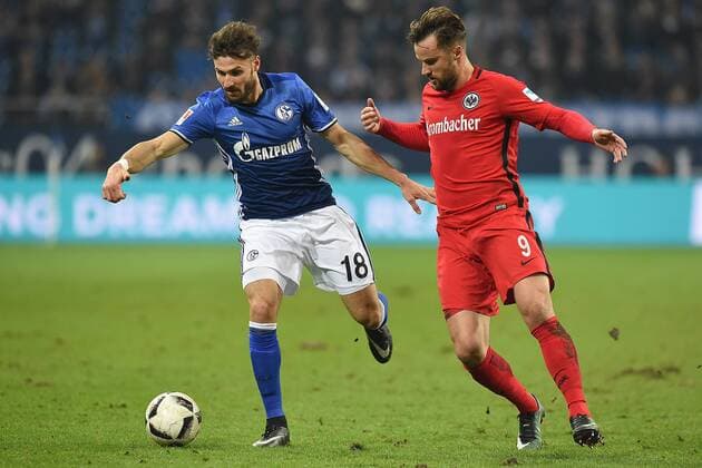 Fußball 1. Bundesliga 18. Spieltag FC Schalke 04 - Eintracht Frankfurt am 27.01.2017 in der Veltins Arena in Gelsenkirchen Daniel Caligiuri ( Schalke ), links - Haris Seferovic ( Frankfurt ), rechts xRx