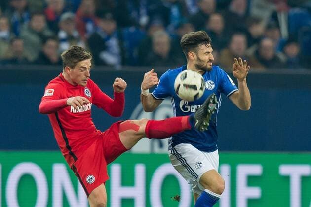 Gelsenkirchen, Germany 27.01.2017, 1. Bundesliga 18. Spieltag, FC Schalke 04 - Eintracht Frankfurt, Branimir Hrgota (SGE) und Daniel Caligiuri (S04) im zweikampf ( DeFodi001