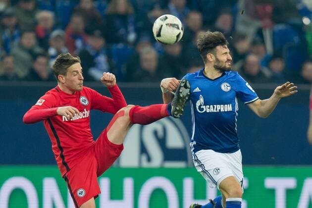 Gelsenkirchen, Germany 27.01.2017, 1. Bundesliga 18. Spieltag, FC Schalke 04 - Eintracht Frankfurt, Branimir Hrgota (SGE) und Daniel Caligiuri (S04) im zweikampf ( DeFodi001
