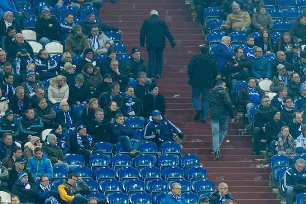Gelsenkirchen, Germany 27.01.2017, 1. Bundesliga 18. Spieltag, FC Schalke 04 - Eintracht Frankfurt, die S04 Fans gehen vor spielende nach hause ( DeFodi001