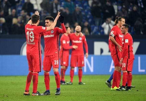 27.01.2017, xjhx, Fussball 1.Bundesliga, Schalke 04 - Eintracht Frankfurt, emspor, v.l. David Abraham (Eintracht Frankfurt), Gonzales Omar Mascarell (Eintracht Frankfurt) jubeln jubelt nach Spielende. Gelsenkirchen
